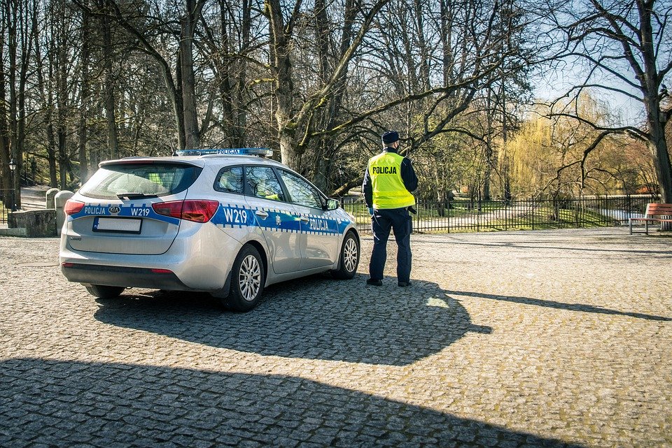 Policja sprawdza czy ludzie zakrywają usta i nos