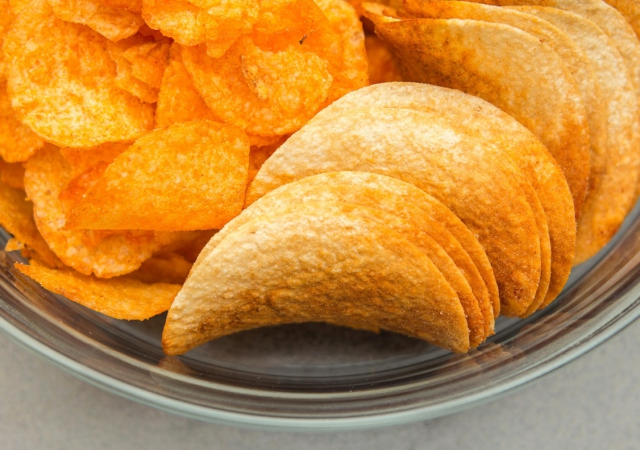 Szkodliwe skutki regularnego spożywania chipsów na zdrowie serca, według polskich naukowców