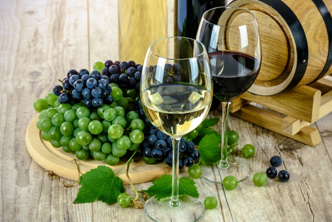 Starożytne wino pietruszkowe wg przepisu św. Hildegardy z Bingen: cudowny lek czy mit?
