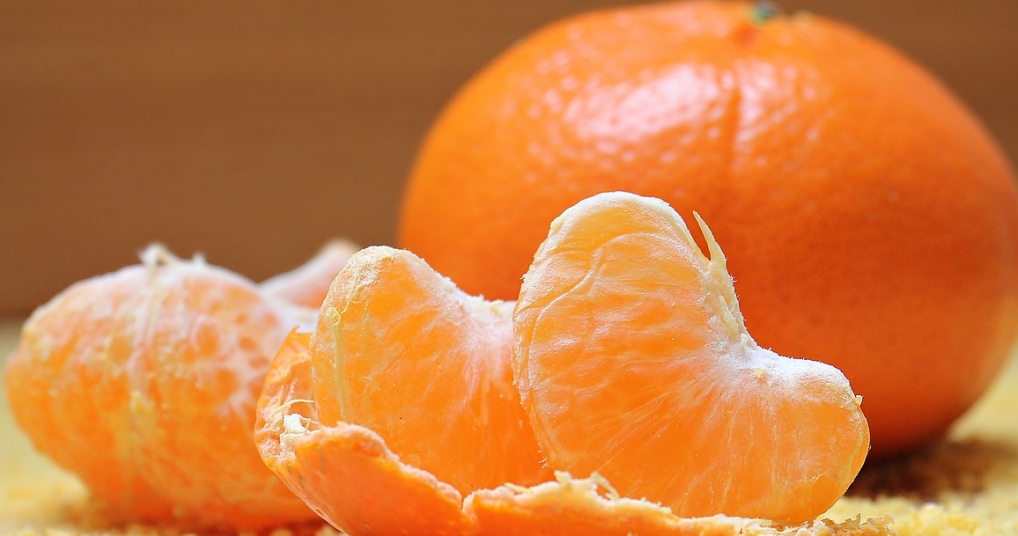 Właściwości i wartość odżywcza mandarynek – popularne owoce zimy