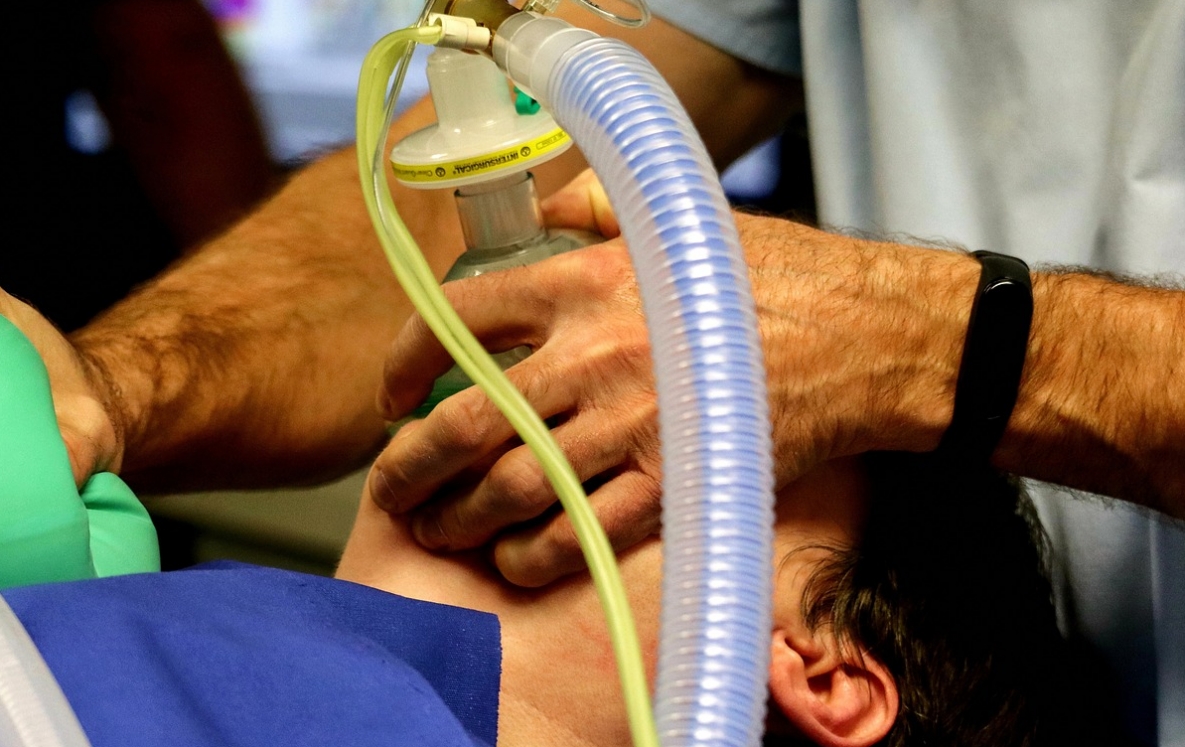 Gromadzenie się ropy w dziąśle i potrzeba interwencji stomatologicznej: przyczyny, symptomy i rola antybiotyków
